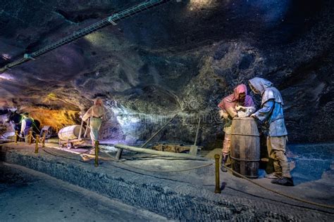 Underground - De ondergrondse wereld ontploft in een briljant portret van de Joegoslavische samenleving!